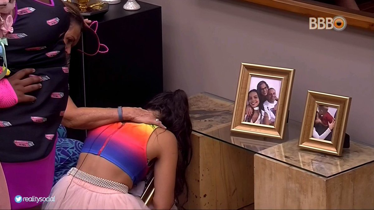 Emilly chora ao ver foto da família. (Foto: Divulgação)