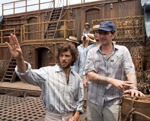 Chay Suede e o diretor Vinícius Coimbra em gravação da novela Novo Mundo