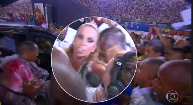 Ivete tenta levar jornalista
