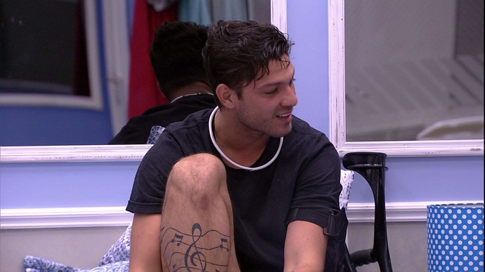 Luiz Felipe conversa no quarto azul do BBB 17