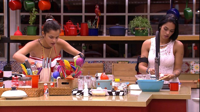 Mayara e Emilly se estranham no BBB 17