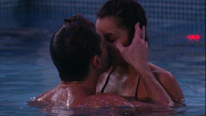 Marcos e Emilly trocam selinho no BBB 17