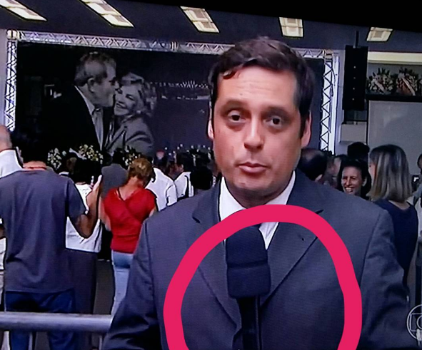 Repórter usa microfone sem identificação (Reprodução)