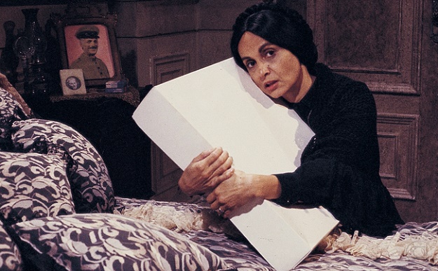 Perpétua Joana Fomm) com sua caixa misteriosa em Tieta