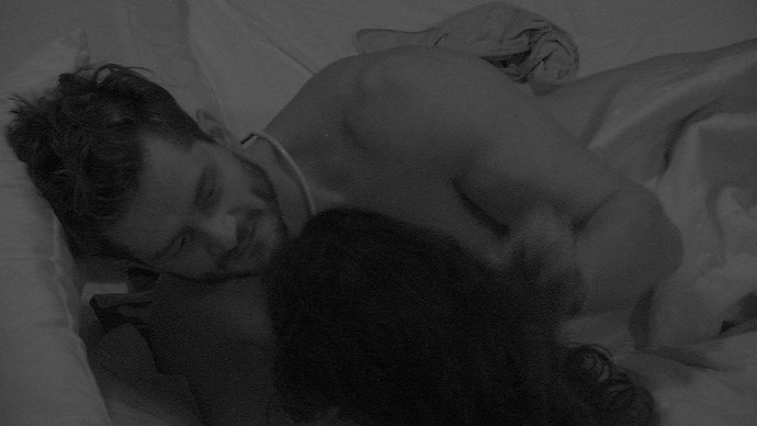 Emilly e Marcos embaixo do edredon. (Foto: Divulgação/GSHOW)