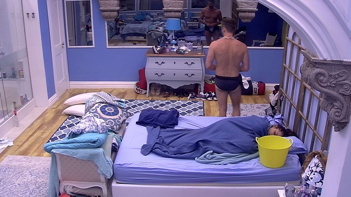 Emilly repousa após atendimento médico