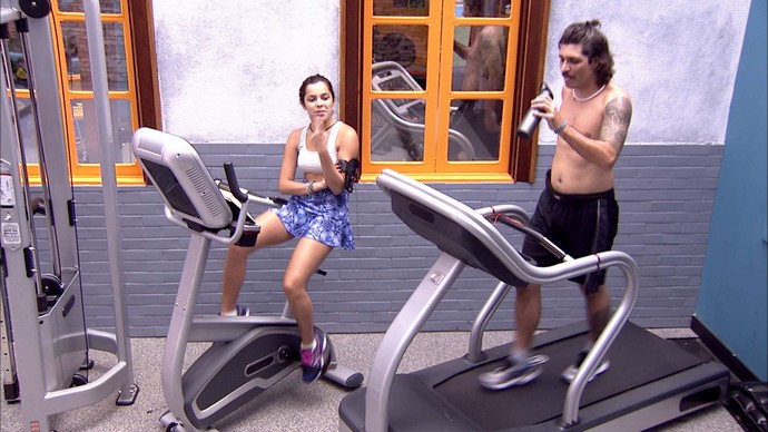 Emilly reclama de Roberta. (Foto: Divulgação)