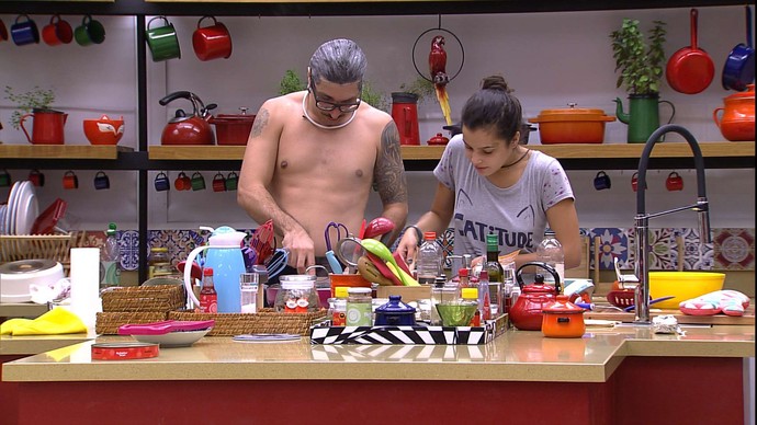 Emilly conversa sobre Rômulo