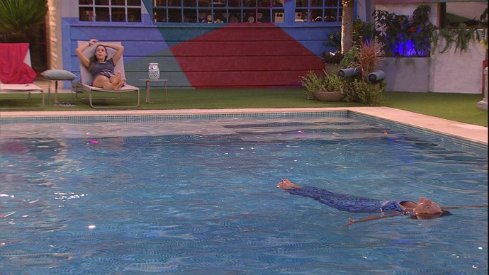 BBB17: Ieda decide tomar banho com roupa