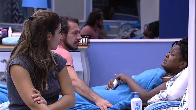 Roberta chora após ser indicada ao paredão