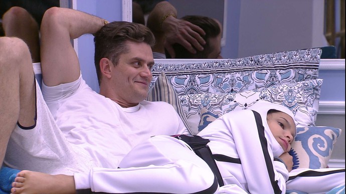 Emilly fica chateada por ser o monstro mais uma vez
