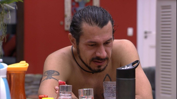 BBB17:Rômulo é direto com Roberta