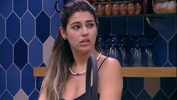 Vivian olha com cara de espanto para Ilmar