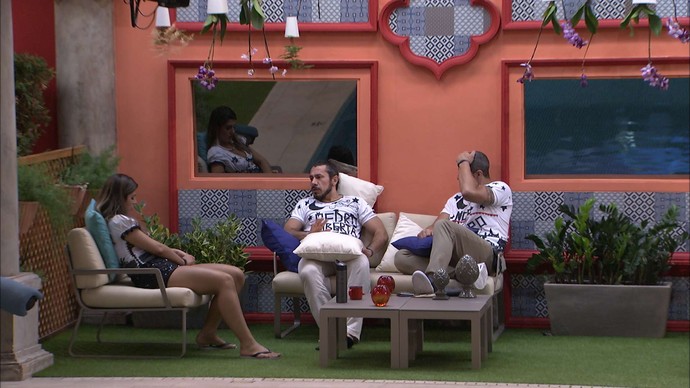 Brothers conversam na área externa