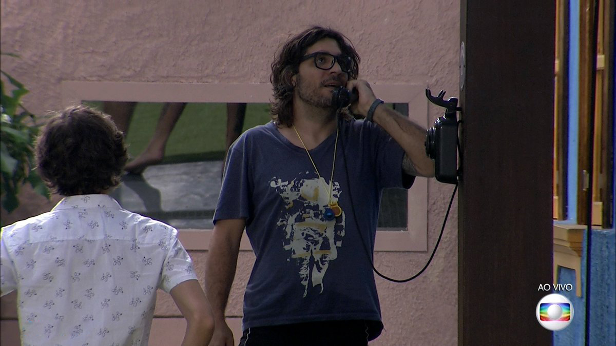 Ilmar atende ao chamado do big fone
