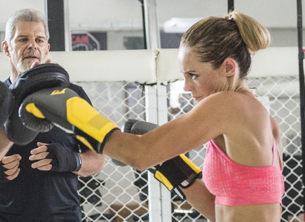 Paolla Oliveira com barriga trincada em gravação de A Força do Querer (Divulgação/TV Globo)