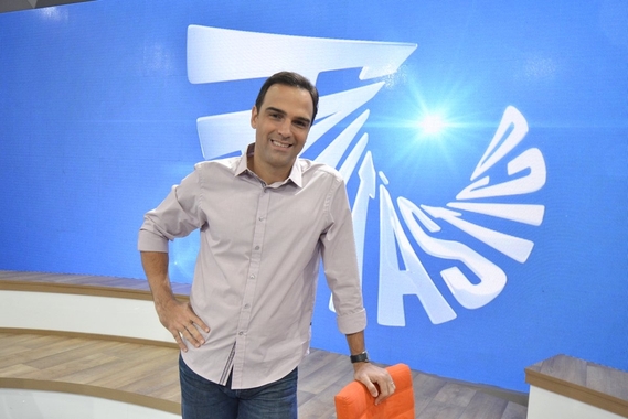 Tadeu Schmidt sobre apresentar o Fantástico ao vivo Morro de medo de espirrar