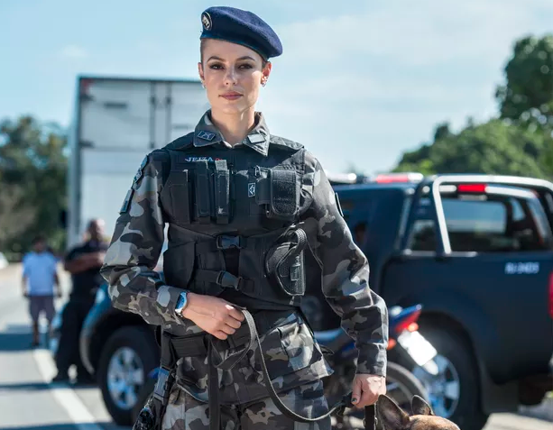 Paolla Oliveira como a policial Jeiza