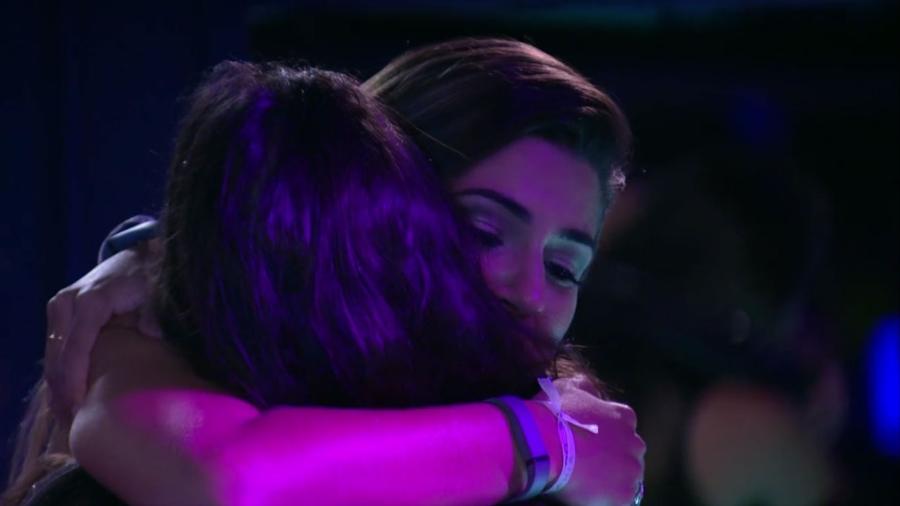 Emilly e Vivian se abraçam no BBB 17