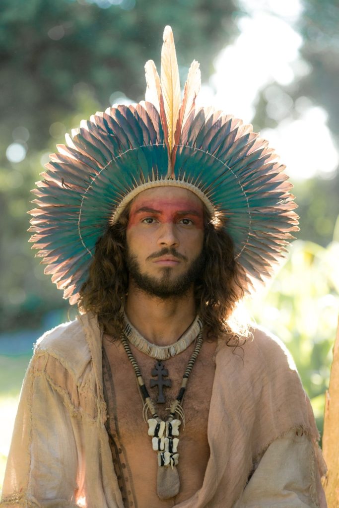 Chay Suede como índio em Novo Mundo (Foto: Ellen Soares/Gshow)