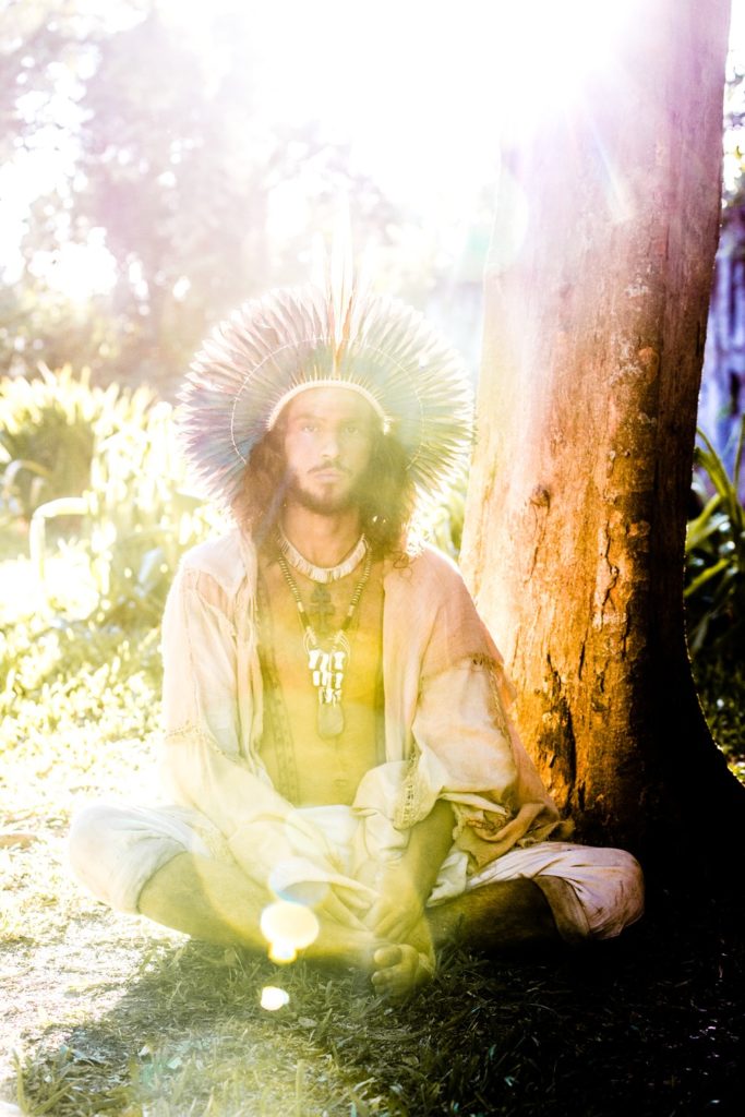 Chay Suede como índio em Novo Mundo (Foto: Ellen Soares/Gshow)