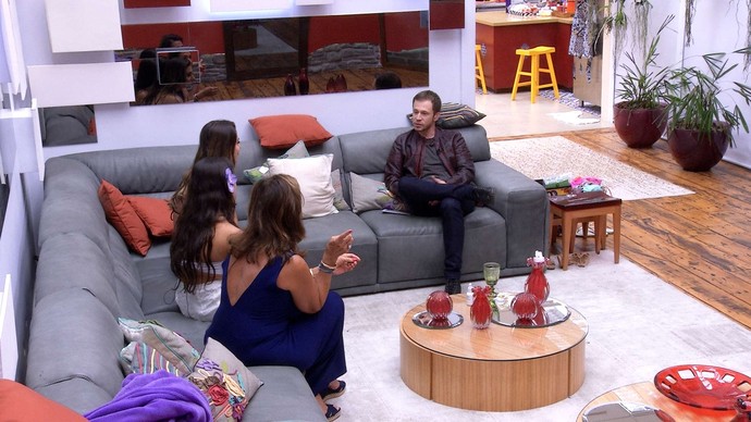 Tiago Leifert invade casa do BBB 17