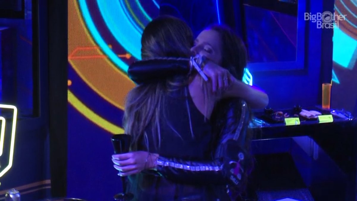 Emilly e Vivian se reconciliam no BBB 17
