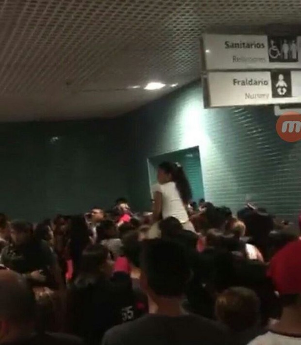 Vivian Amorim é cercada por multidão no aeroporto de Manaus (Reprodução/ Twitter)