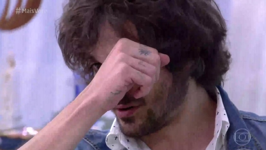 Criticado pela imprensa, Fiuk chora com elogio de Humberto Martins