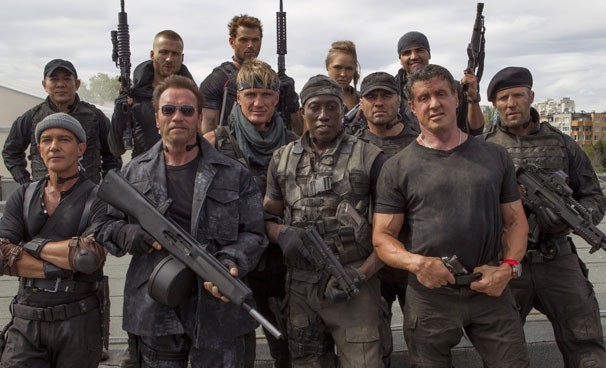 Globo exibe os filmes Os Mercenários 3 e Jobs nesta segunda-feira