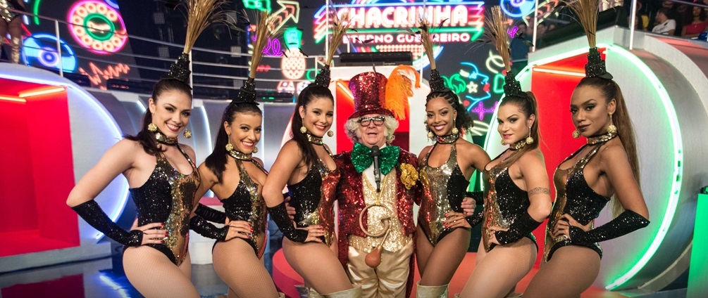 Gravação do especial Chacrinha, o Eterno Guerreiro reúne apresentadores e cantores nos Estúdios Globo