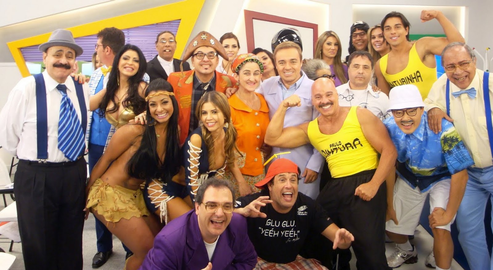 Gugu Liberato e o elenco da Escolinha do Gugu, atração da Record