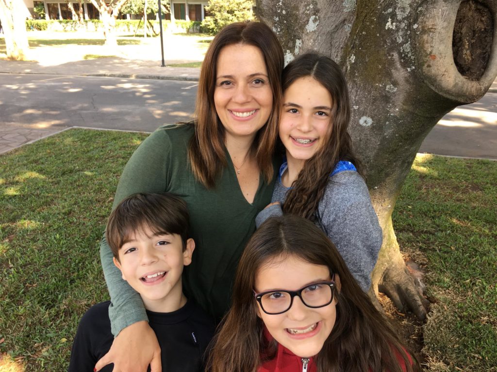 Mariana posa ao lado dos filhos Laura, (14), Isabel (11) e André (9). (Divulgação)