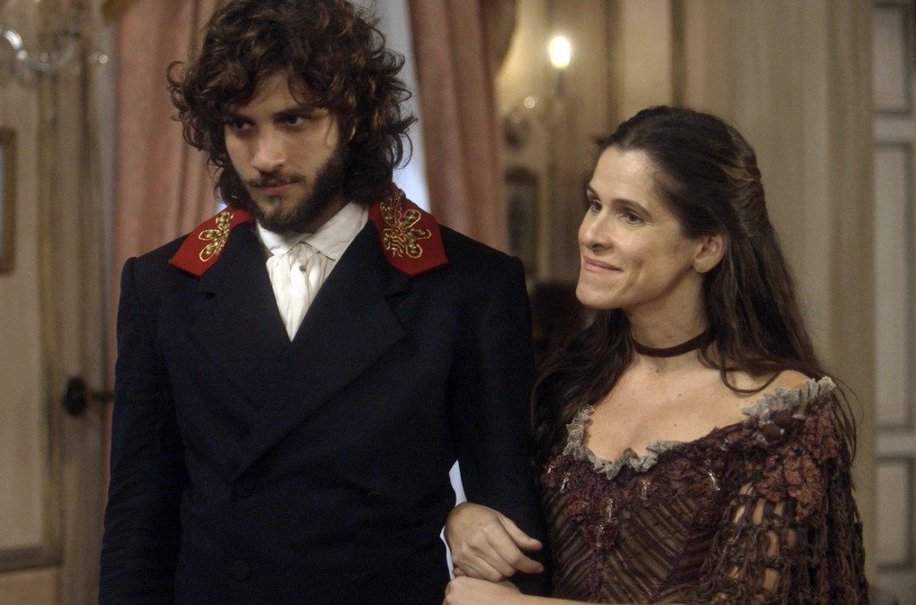 Chay Suede e Ingrid Guimarães em Novo Mundo (2017)