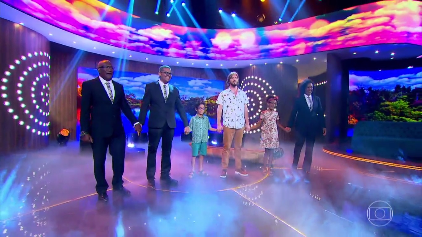 Família de Gaby Amarantos no palco do Tamanho Família (Reprodução)