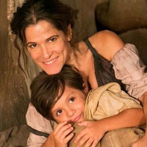 Ingrid Guimarães e Théo Lopes em Novo Mundo (2017)