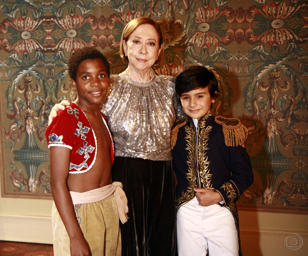 João Ramos, Fernanda Montenegro e Guilhermo Hundadze em O Natal do Menino Imperador (Divulgação/ TV Globo)