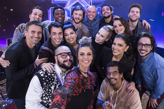 Fernanda Lima posa com o elenco de Popstar