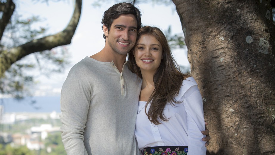 Renato (Renato Góes) e Alice (Sophie Charlotte)