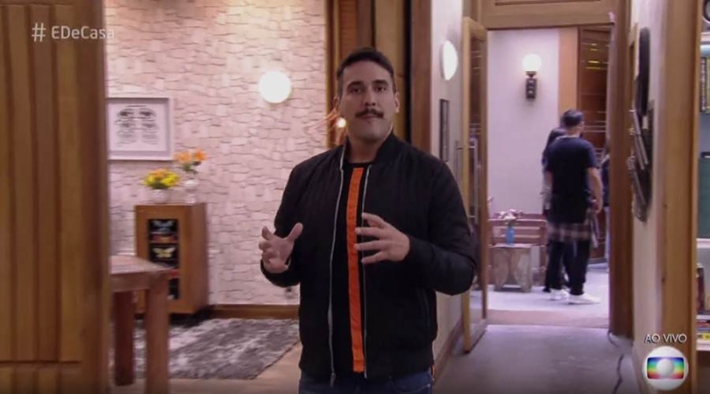 André Marques surge sem bigode no É de Casa (Reprodução/Globo)