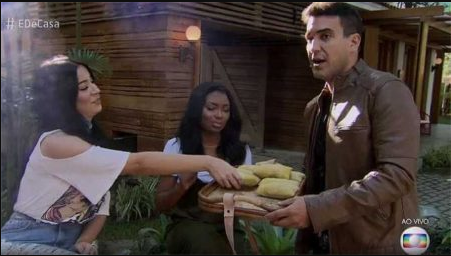 Bianca Andrade e Camila Nunes recusam pamonha (Reprodução/Globo)