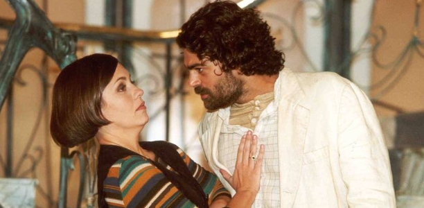 Adriana Esteves e Eduardo Moscovis em O Cravo e a Rosa