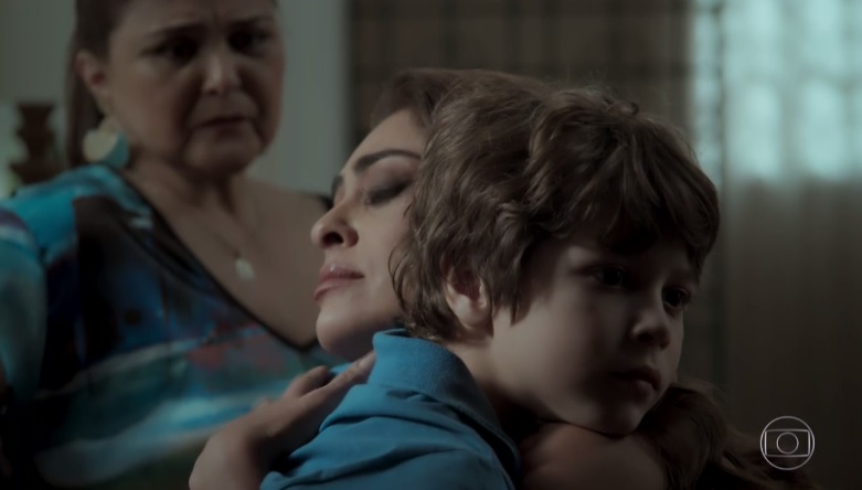 Aurora (Elizângela), Bibi (Juliana Paes) e Dedé (João Gabriel Bravo) de A Força do Querer