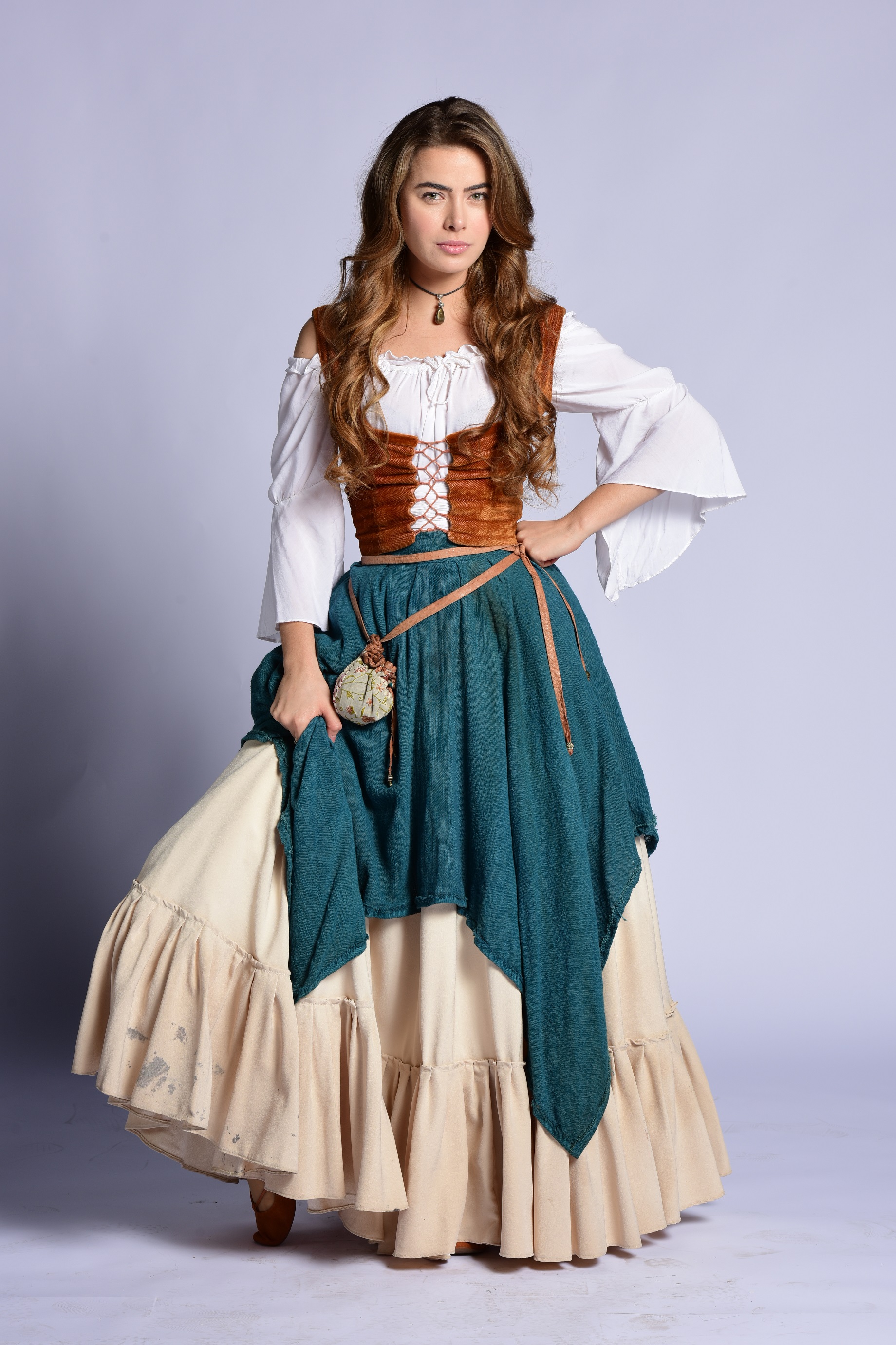Confira Rayanne Moraes caracterizada como a protagonista Pietra de Belaventura, que estreia dia 25 de julho