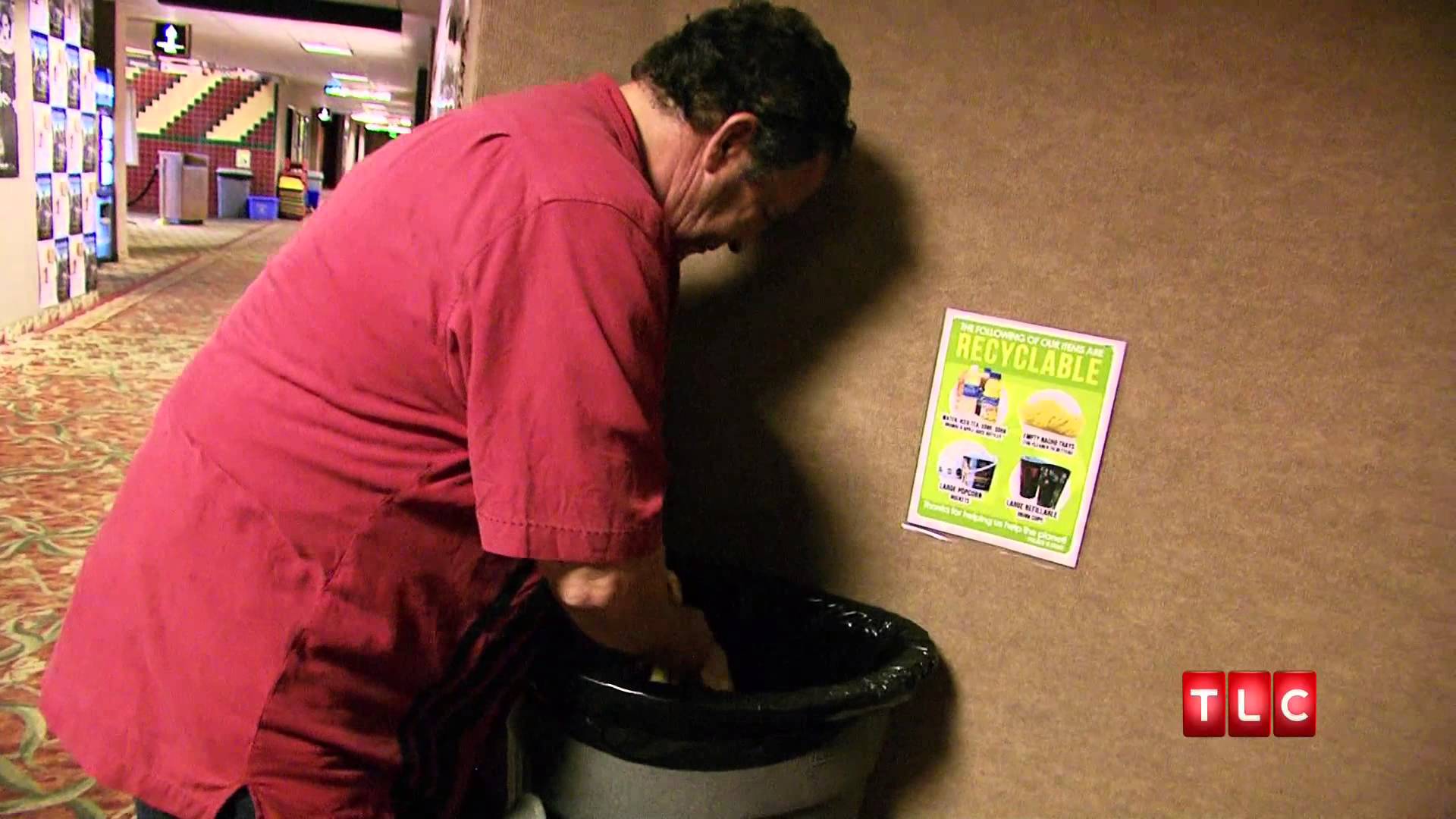 Participante revirando o lixo no programa Extreme Cheapskates (Reprodução)