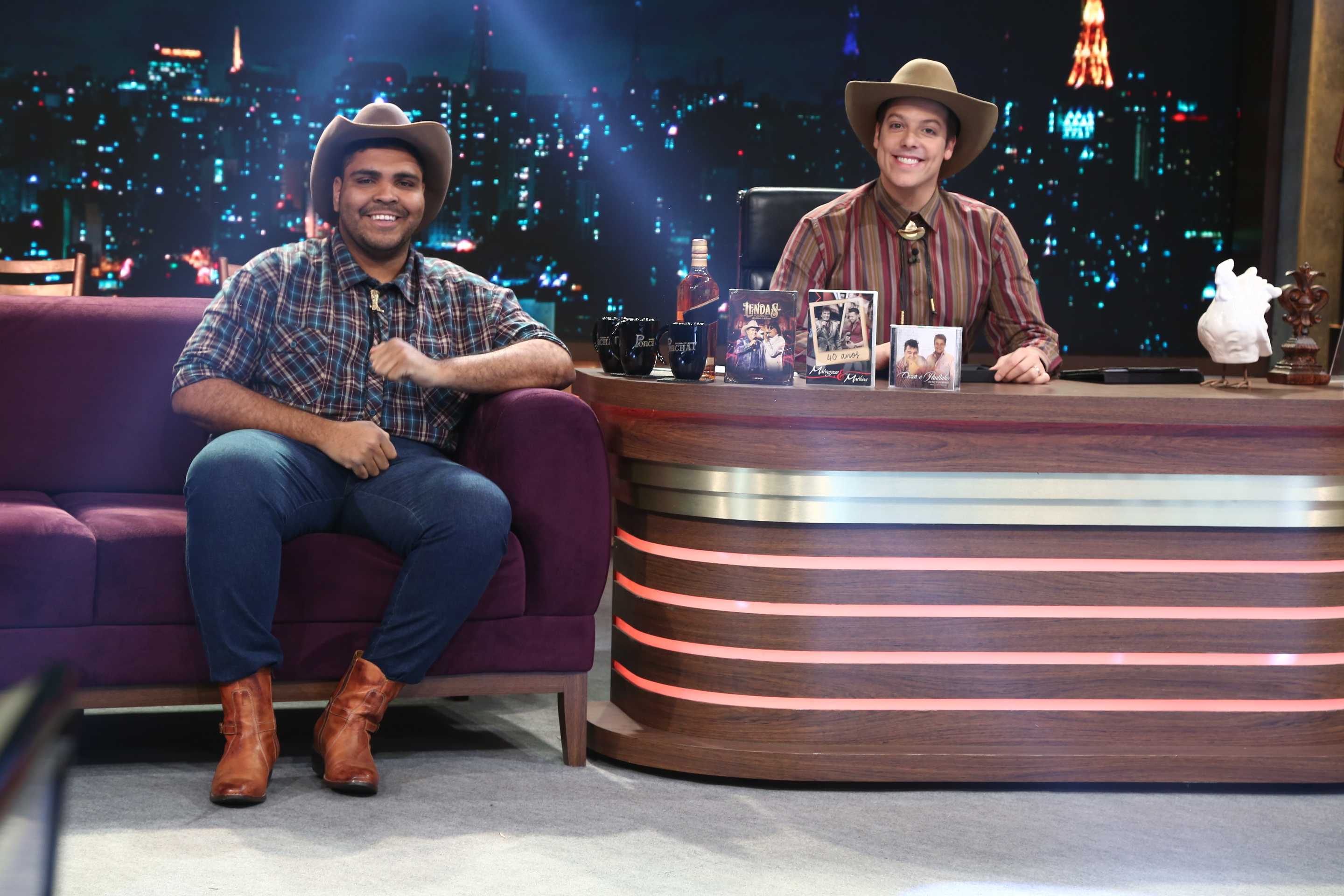 Fábio Porchat se caracteriza para receber grandes nomes da música sertaneja no Programa do Porchat; veja fotos5