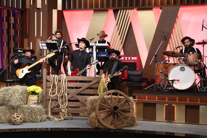 Fábio Porchat se caracteriza para receber grandes nomes da música sertaneja no Programa do Porchat; veja fotos5