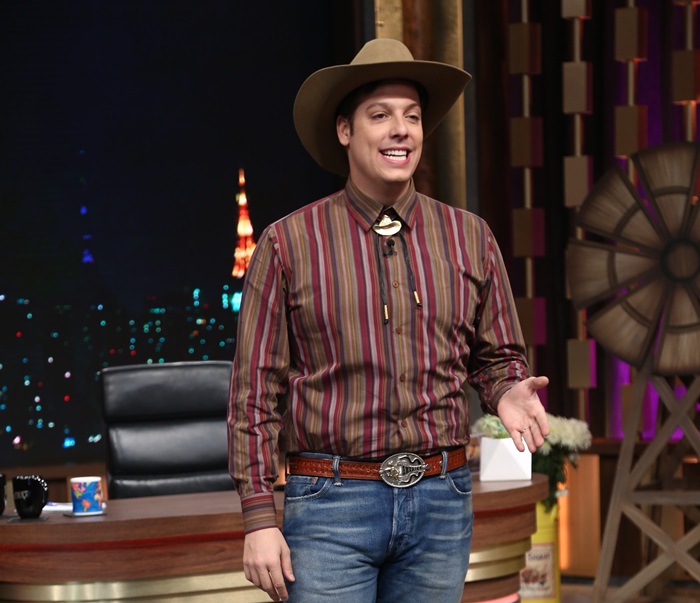 Fábio Porchat se caracteriza para receber grandes nomes da música sertaneja no Programa do Porchat; veja fotos