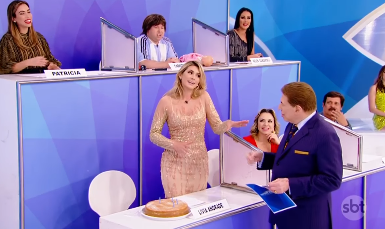 Lívia Andrade comemorou aniversário no Programa Silvio Santos