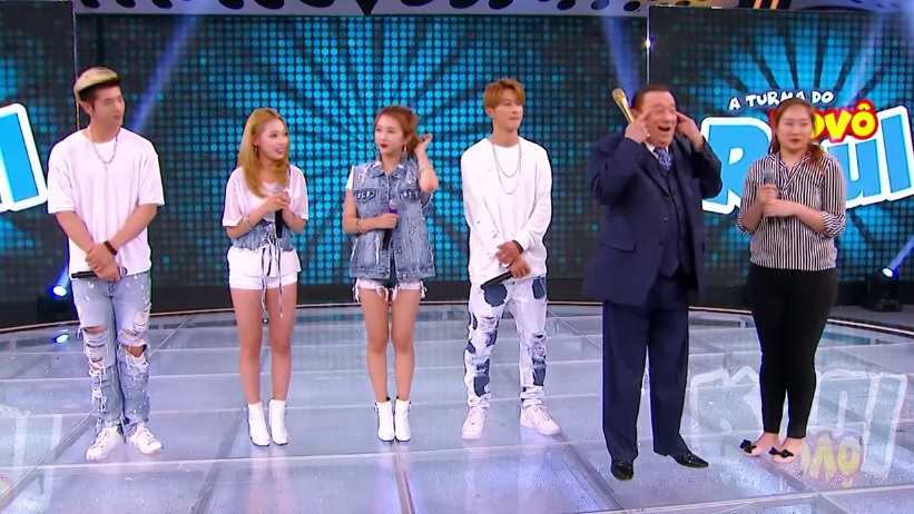 Raul Gil recebeu a banda K.A.R.D. em seu programa